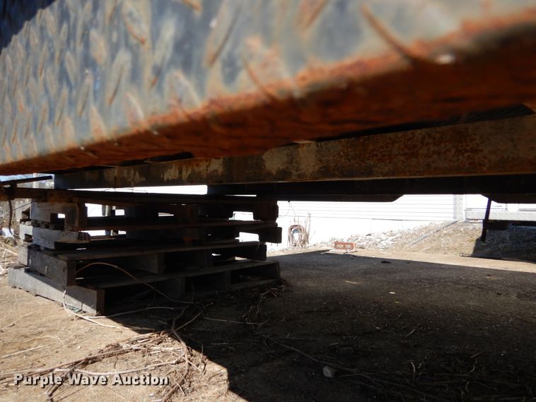 image for item GB9792 2004 Maxwell flatbed