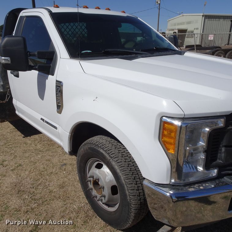 image for item GC9185 2017 Ford F350 Super Duty flatbed pickup truck