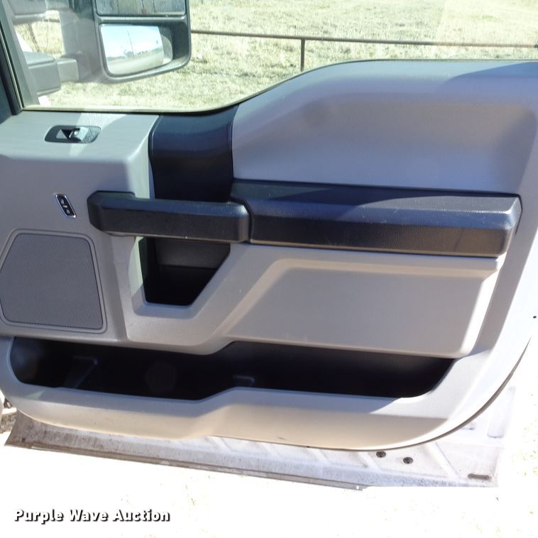 image for item GC9185 2017 Ford F350 Super Duty flatbed pickup truck