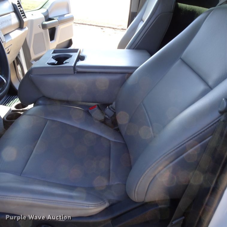 image for item GC9185 2017 Ford F350 Super Duty flatbed pickup truck