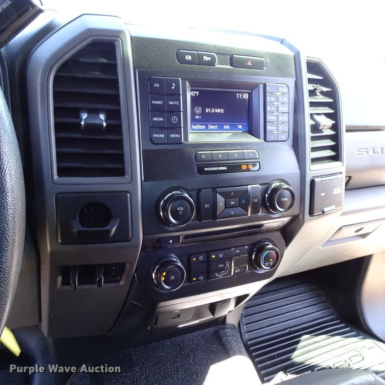 image for item GC9185 2017 Ford F350 Super Duty flatbed pickup truck