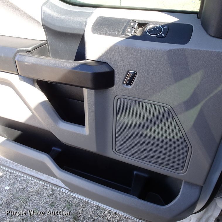 image for item GC9185 2017 Ford F350 Super Duty flatbed pickup truck