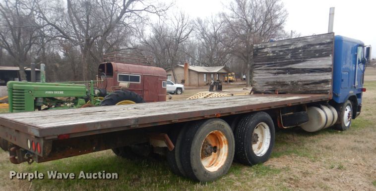 image for item GD9049 1993 Freightliner FLA flatbed truck