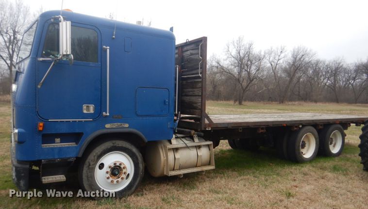 image for item GD9049 1993 Freightliner FLA flatbed truck