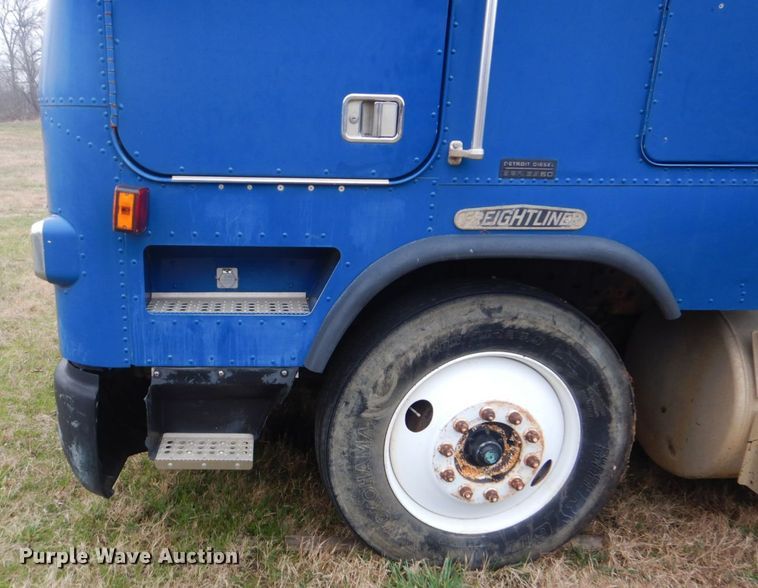 image for item GD9049 1993 Freightliner FLA flatbed truck