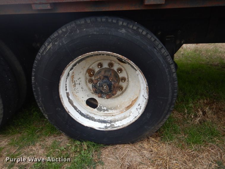 image for item GD9049 1993 Freightliner FLA flatbed truck