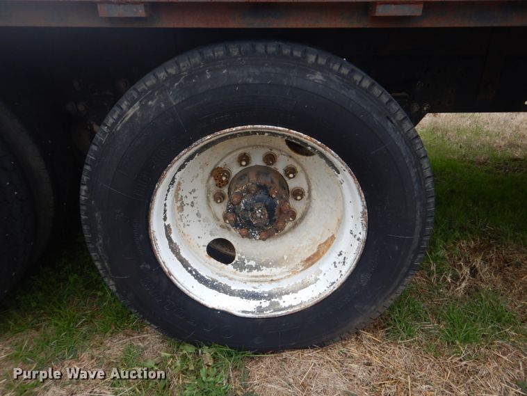 image for item GD9049 1993 Freightliner FLA flatbed truck