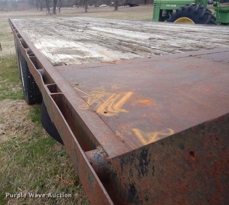 image for item GD9049 1993 Freightliner FLA flatbed truck