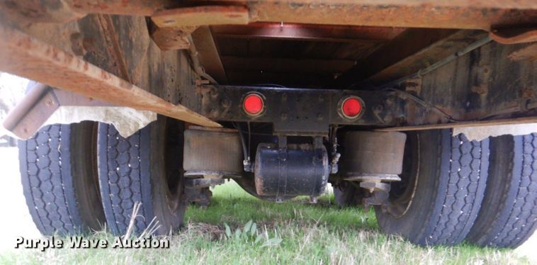 image for item GD9049 1993 Freightliner FLA flatbed truck