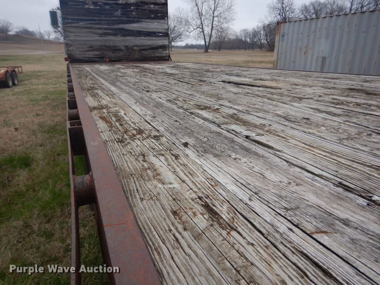 image for item GD9049 1993 Freightliner FLA flatbed truck