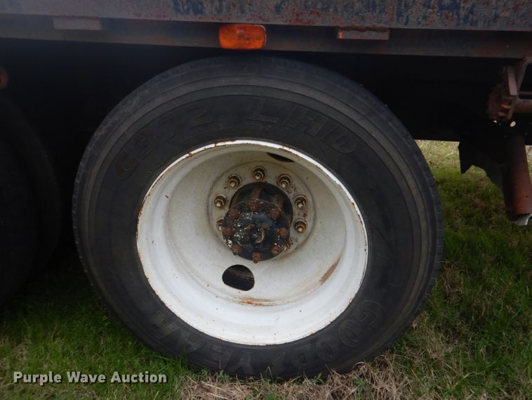 image for item GD9049 1993 Freightliner FLA flatbed truck