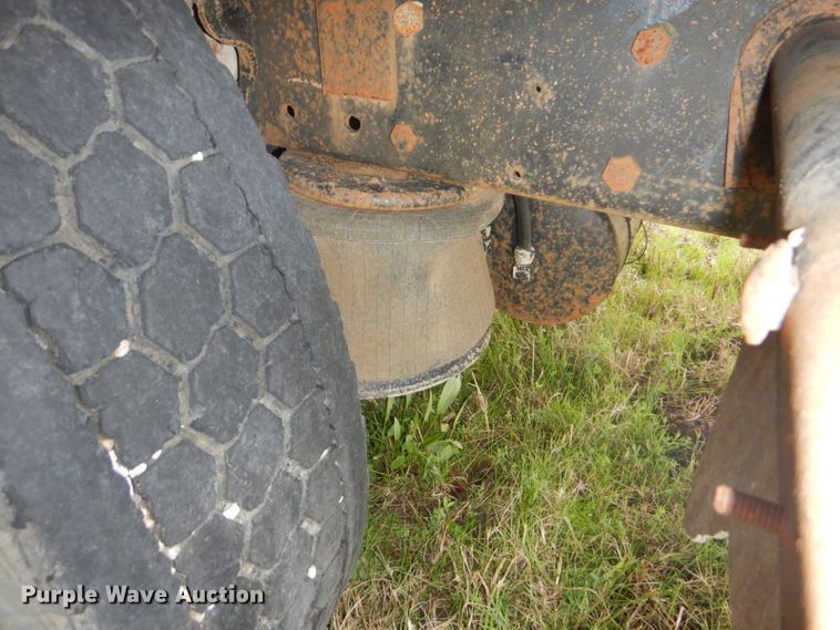 image for item GD9049 1993 Freightliner FLA flatbed truck