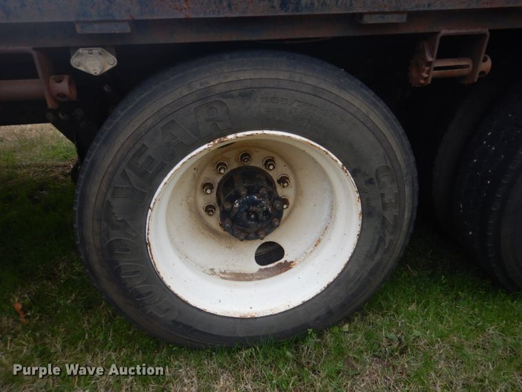 image for item GD9049 1993 Freightliner FLA flatbed truck