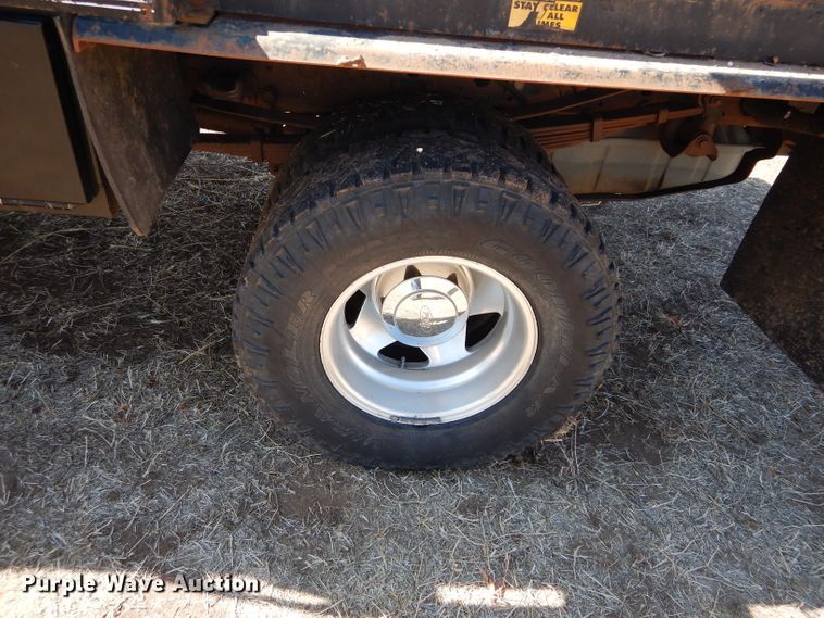 image for item GE9179 2003 Ford F350 Super Duty bale bed pickup truck