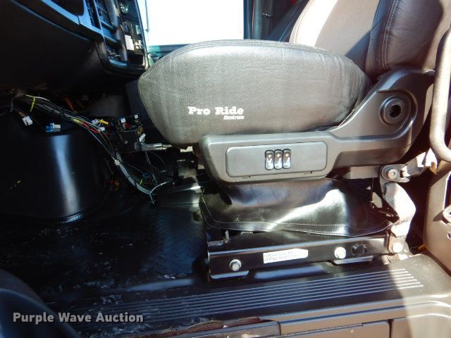 image for item GF9080 2004 Chevrolet C7500 Crew Cab utility truck