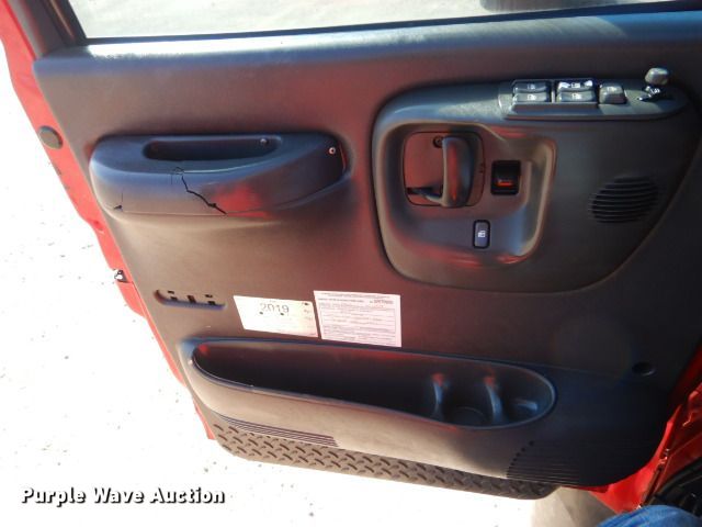 image for item GF9080 2004 Chevrolet C7500 Crew Cab utility truck