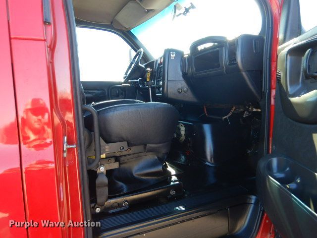 image for item GF9080 2004 Chevrolet C7500 Crew Cab utility truck