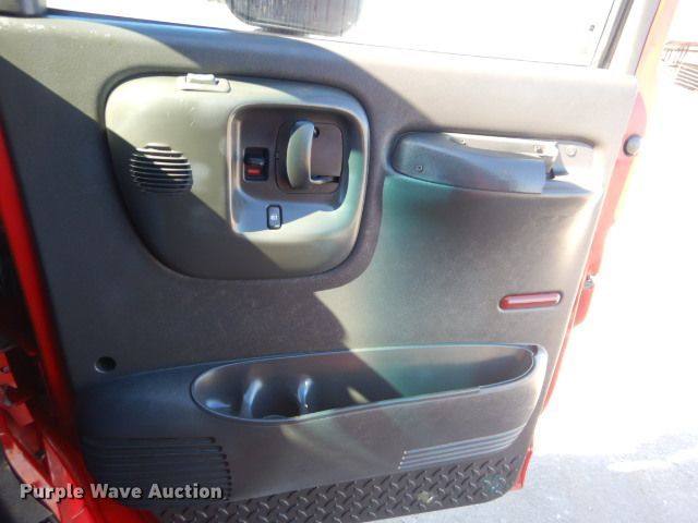 image for item GF9080 2004 Chevrolet C7500 Crew Cab utility truck