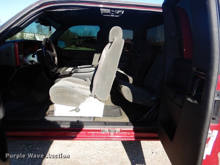 image for item GF9095 2004 Chevrolet Silverado 1500 Ext. Cab pickup truck