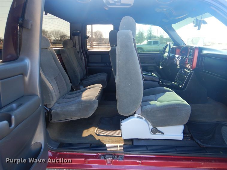 image for item GF9095 2004 Chevrolet Silverado 1500 Ext. Cab pickup truck