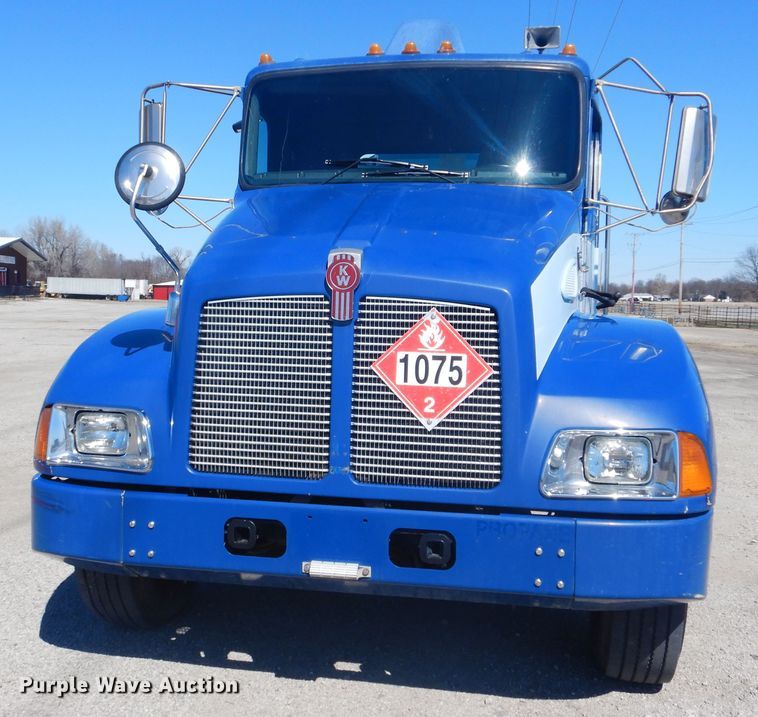 image for item GF9101 2004 Kenworth T300 propane truck