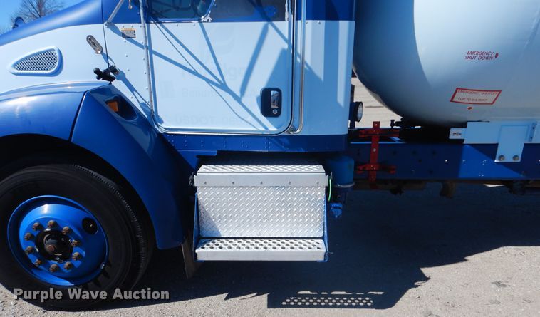 image for item GF9101 2004 Kenworth T300 propane truck