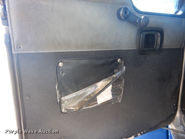 image for item GF9101 2004 Kenworth T300 propane truck