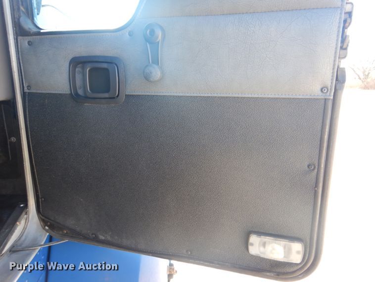 image for item GF9101 2004 Kenworth T300 propane truck