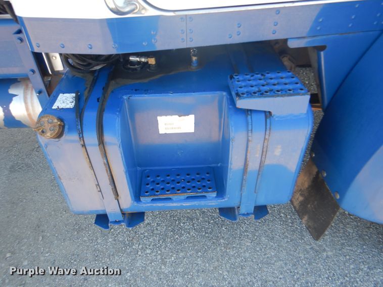 image for item GF9101 2004 Kenworth T300 propane truck