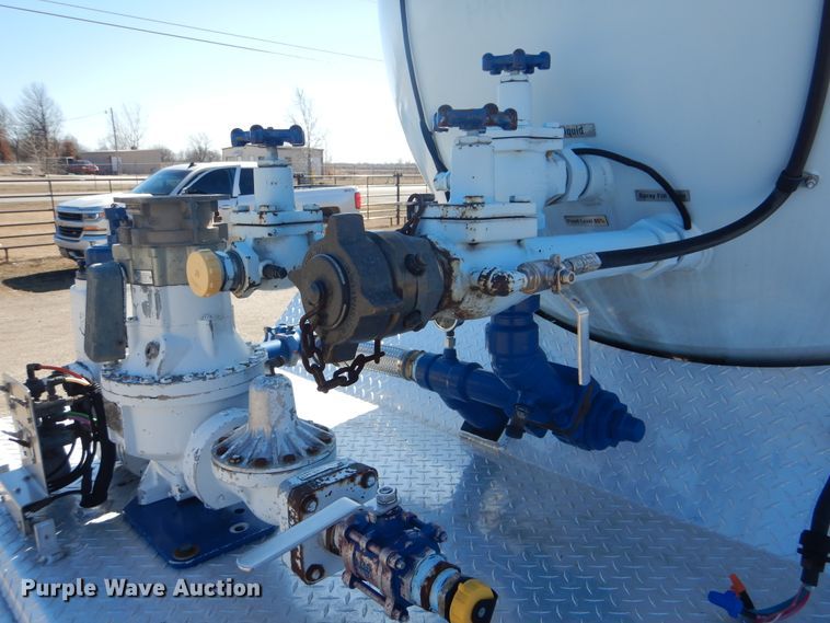 image for item GF9101 2004 Kenworth T300 propane truck