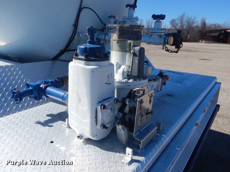 image for item GF9101 2004 Kenworth T300 propane truck