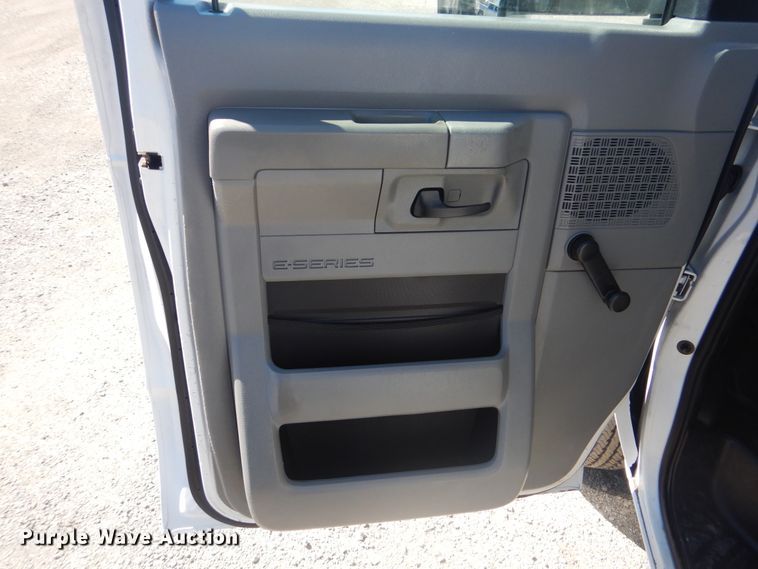 image for item GF9117 2011 Ford E450 utility van with sprayer