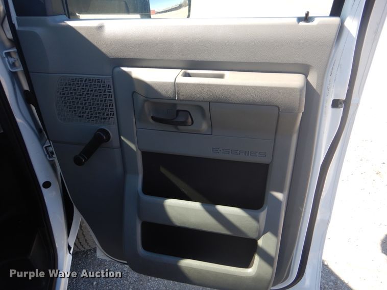 image for item GF9117 2011 Ford E450 utility van with sprayer