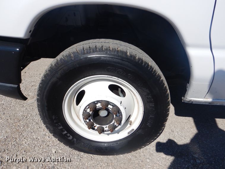 image for item GF9117 2011 Ford E450 utility van with sprayer