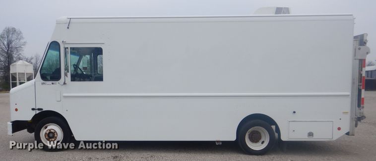 image for item GF9121 2014 Freightliner MT45 delivery truck