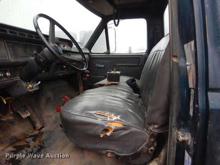 image for item GG9694 1993 Ford F700 feed mixer truck