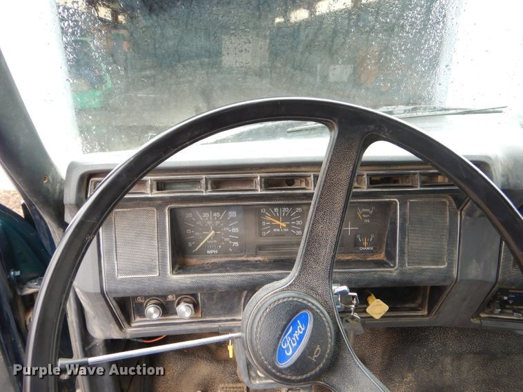 image for item GG9694 1993 Ford F700 feed mixer truck