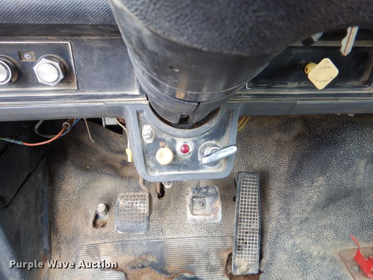 image for item GG9694 1993 Ford F700 feed mixer truck