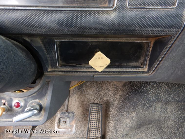 image for item GG9694 1993 Ford F700 feed mixer truck