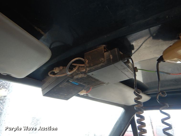 image for item GG9694 1993 Ford F700 feed mixer truck