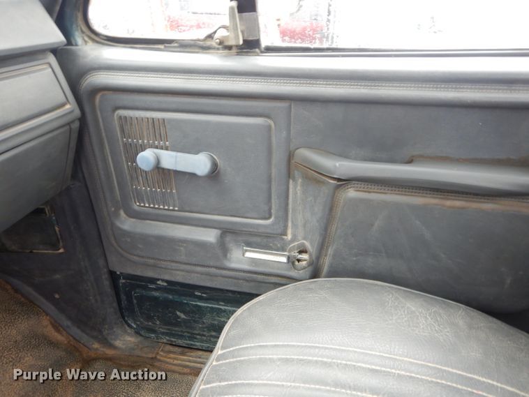 image for item GG9694 1993 Ford F700 feed mixer truck