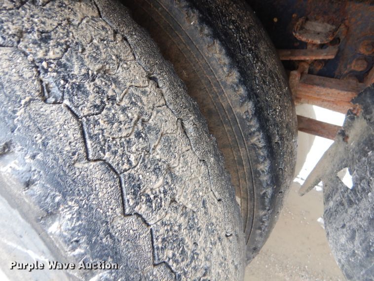 image for item GG9694 1993 Ford F700 feed mixer truck