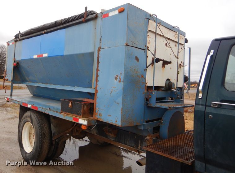 image for item GG9694 1993 Ford F700 feed mixer truck