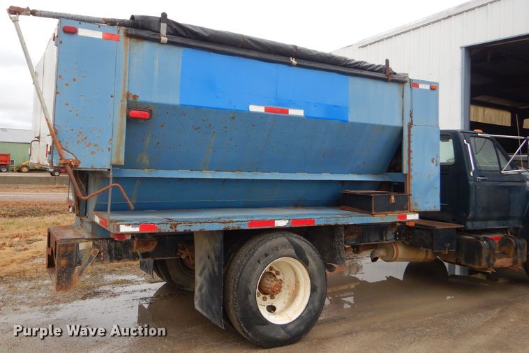 image for item GG9694 1993 Ford F700 feed mixer truck
