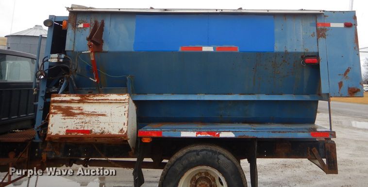 image for item GG9694 1993 Ford F700 feed mixer truck