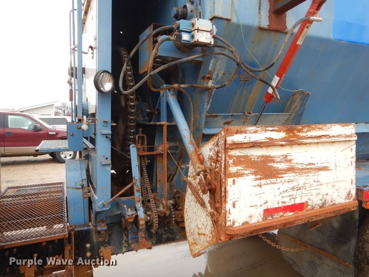 image for item GG9694 1993 Ford F700 feed mixer truck