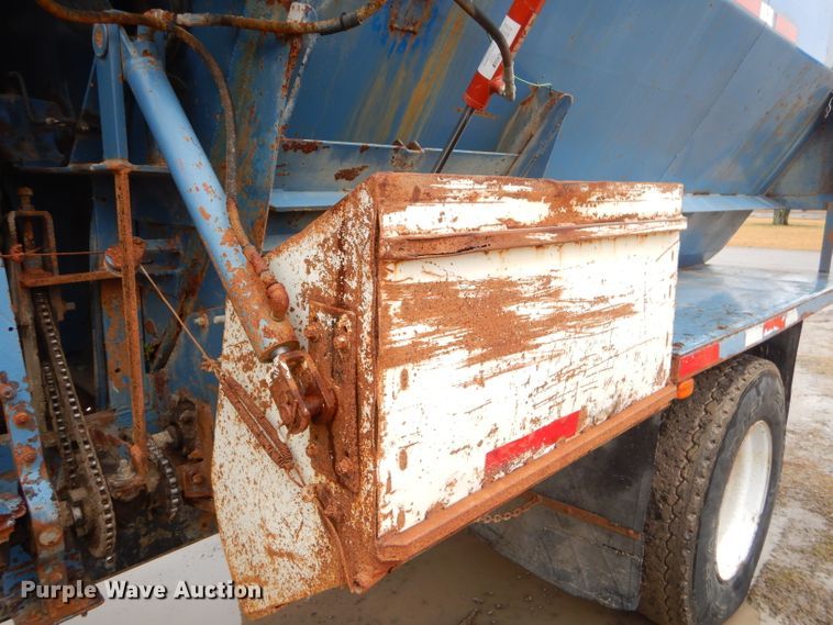 image for item GG9694 1993 Ford F700 feed mixer truck