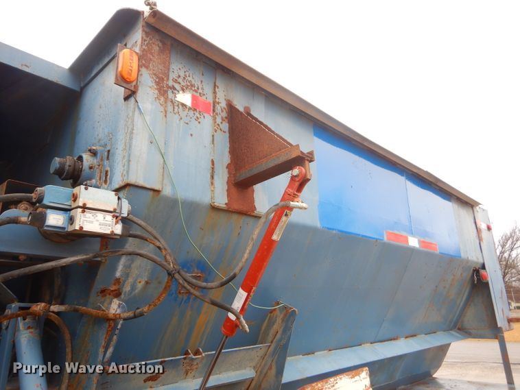 image for item GG9694 1993 Ford F700 feed mixer truck