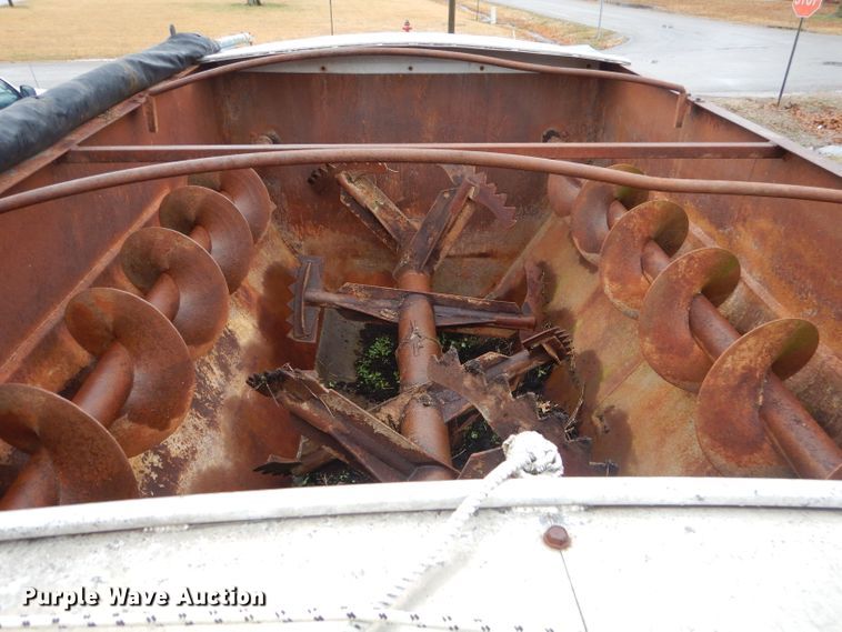 image for item GG9694 1993 Ford F700 feed mixer truck