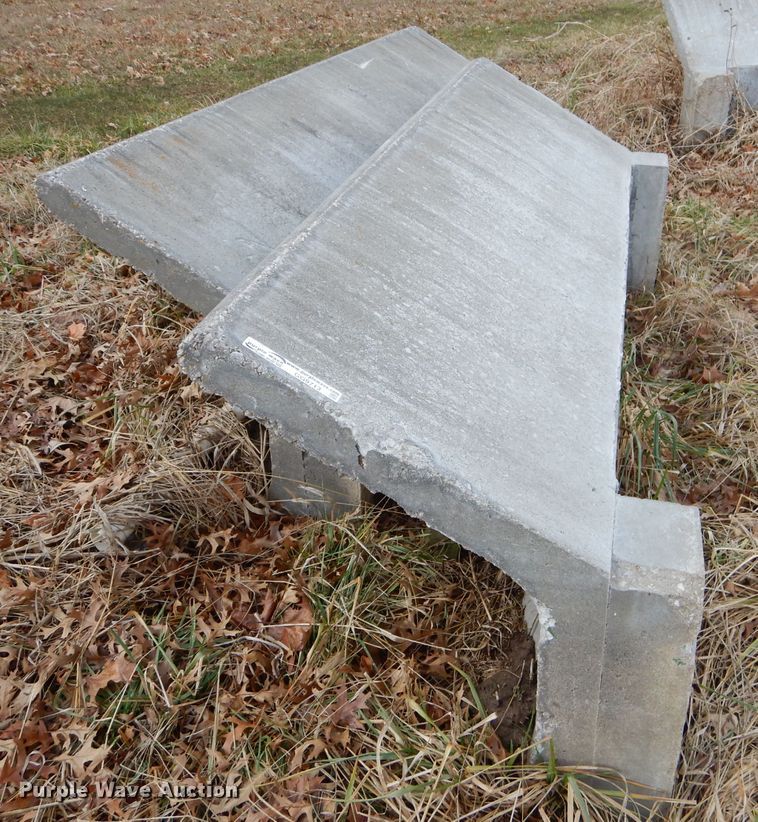 image for item GG9713 (4) concrete feed bunks